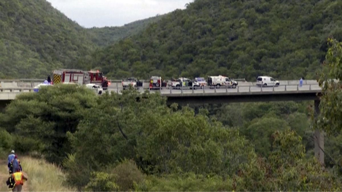 V JAR se zřítil autobus z mostu, z 45 lidí přežilo jen osmileté dítě